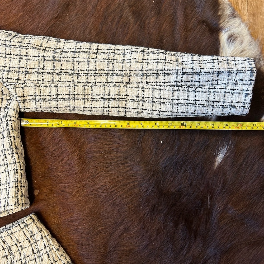 Chic & classic Cream and Black tweed Women's jacket & skirt - Picture 7 of 8
